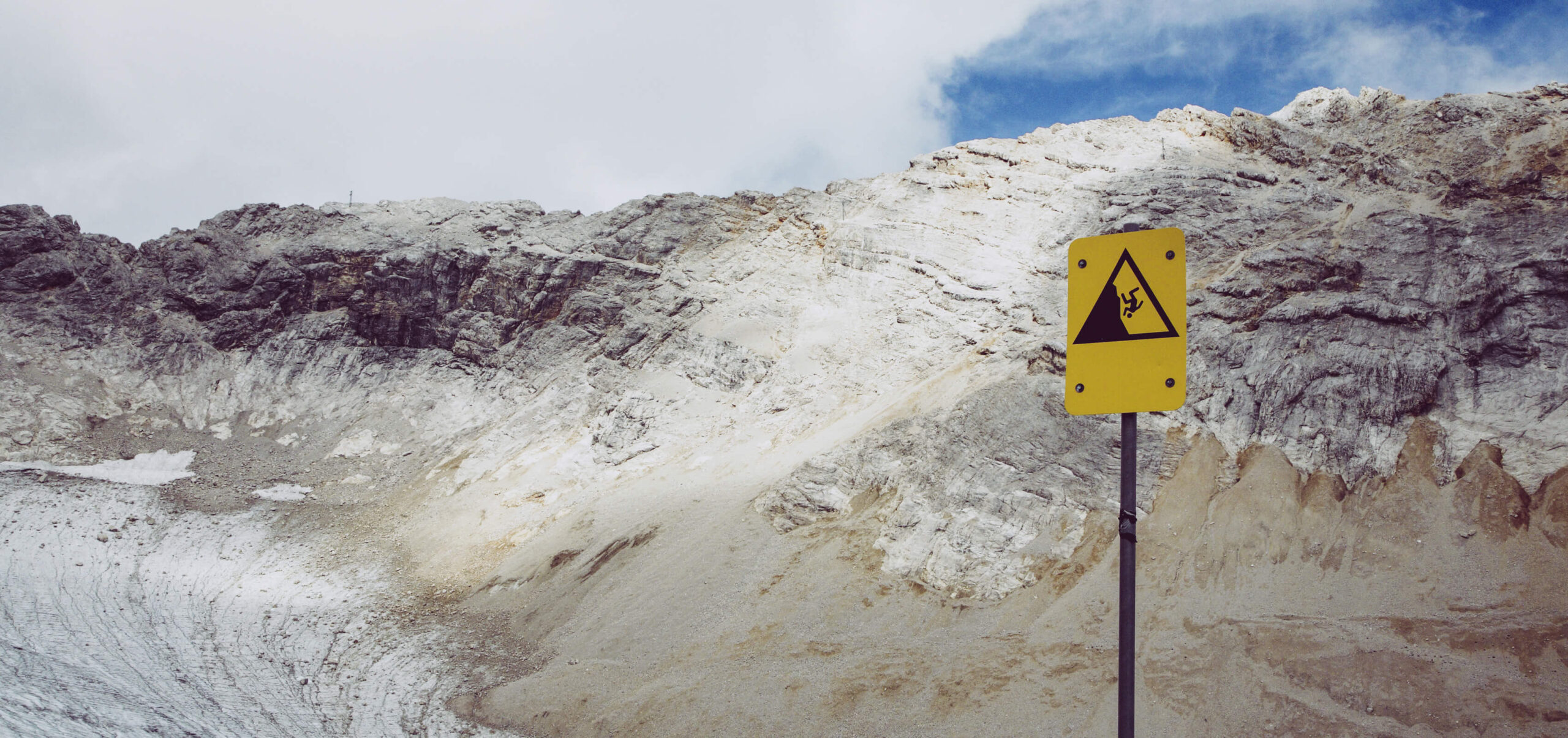 Dispositivi di sicurezza e consigli per le escursioni in montagna con la neve